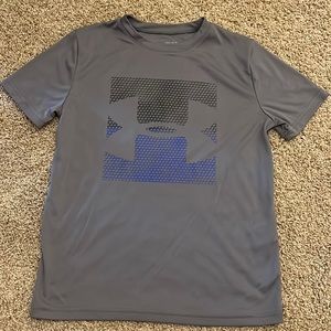 Under Armour youth large heatgear dri-fit material short sleeve shirt
